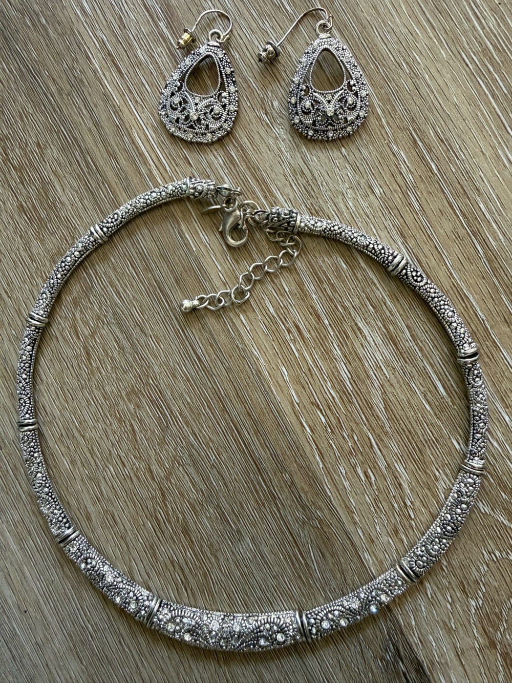 Intricate Silver-Tone Necklack Elegant, matching earrings